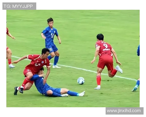 右手残疾依然耀眼足球场的传奇人物他的不屈精神激励了无数球迷 右手残疾依然耀眼足球场的传奇人物他的不屈精神激励了无数球迷