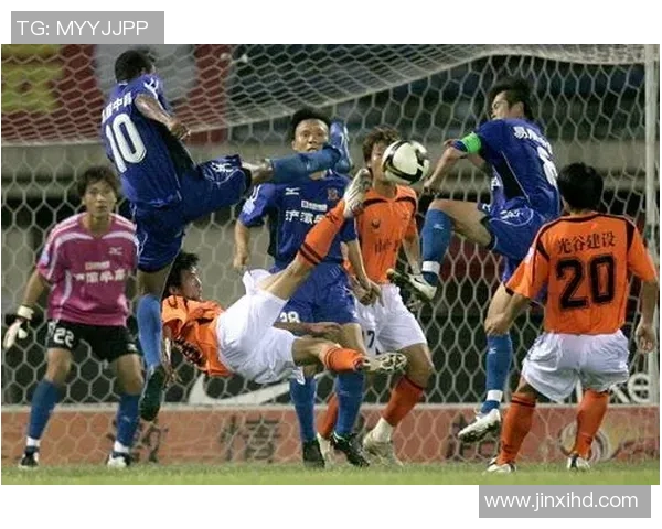 武汉超级球星足球赛倒钩精彩瞬间引发热议球迷疯狂点赞 武汉超级球星足球赛倒钩精彩瞬间引发热议球迷疯狂点赞