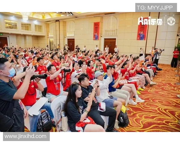 粉丝激动偶遇足球巨星现场互动引发全场热烈欢呼 粉丝激动偶遇足球巨星现场互动引发全场热烈欢呼