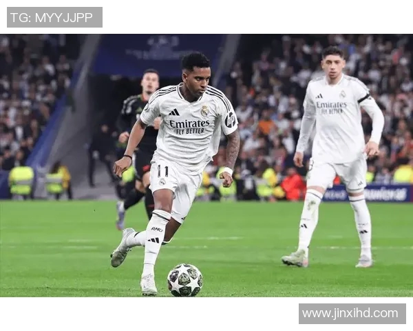 足球球星意外摔跤现场瞬间引发热议,球迷纷纷讨论其尴尬表现 足球球星意外摔跤现场瞬间引发热议,球迷纷纷讨论其尴尬表现